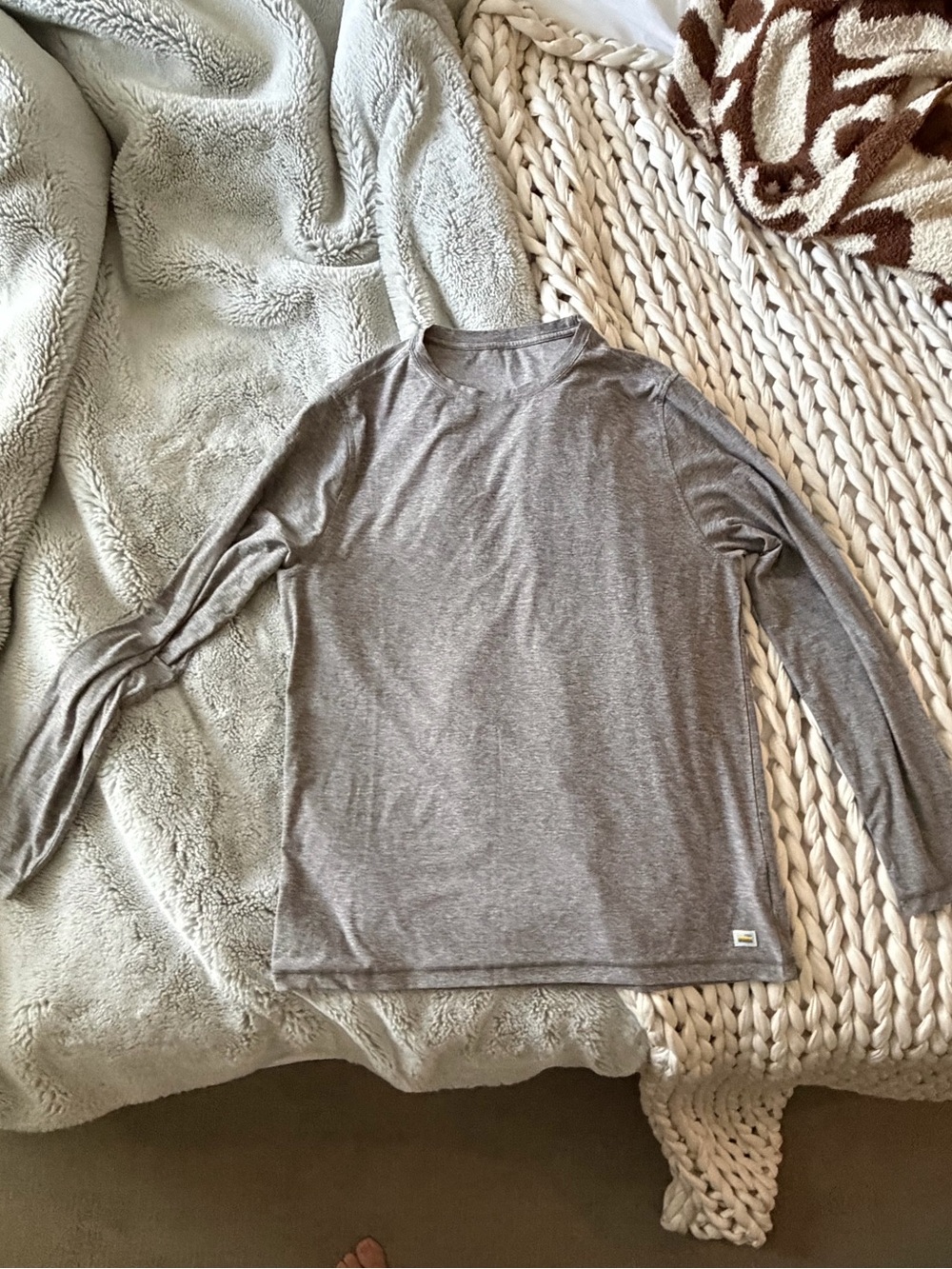 Vuori men’s long sleeve strato tech t shirt mens size large L workout tee EUC